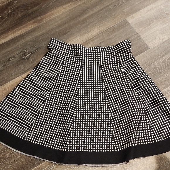 NWT LARGE SKIRT (SWEATER MATERIAL) - Picture 1 of 5